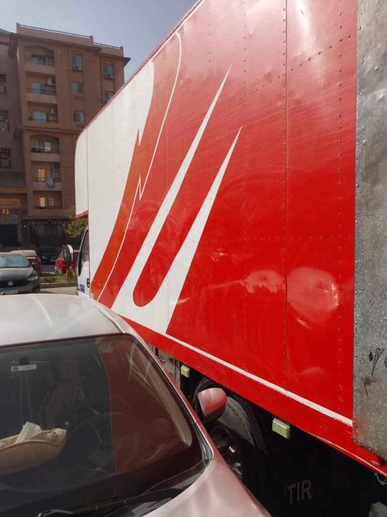 سيارات شركة وصال المغلقة وهي  أمام أحد الكمباوندات بالشروق